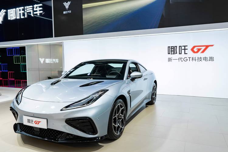 广州291哪吒汽车在智能汽车领域的表现，领途汽车在新能源汽车市场中的影响力